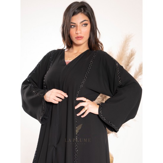 AK3026 An abaya with attractive details in a royal black crepe fabric with a wave pattern on the front and back and the sleeves with a small curve opening
